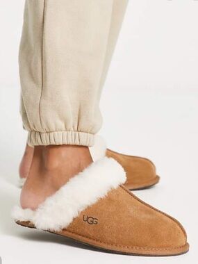 Ugg Cozy Tan Unisex Slippers Size 9